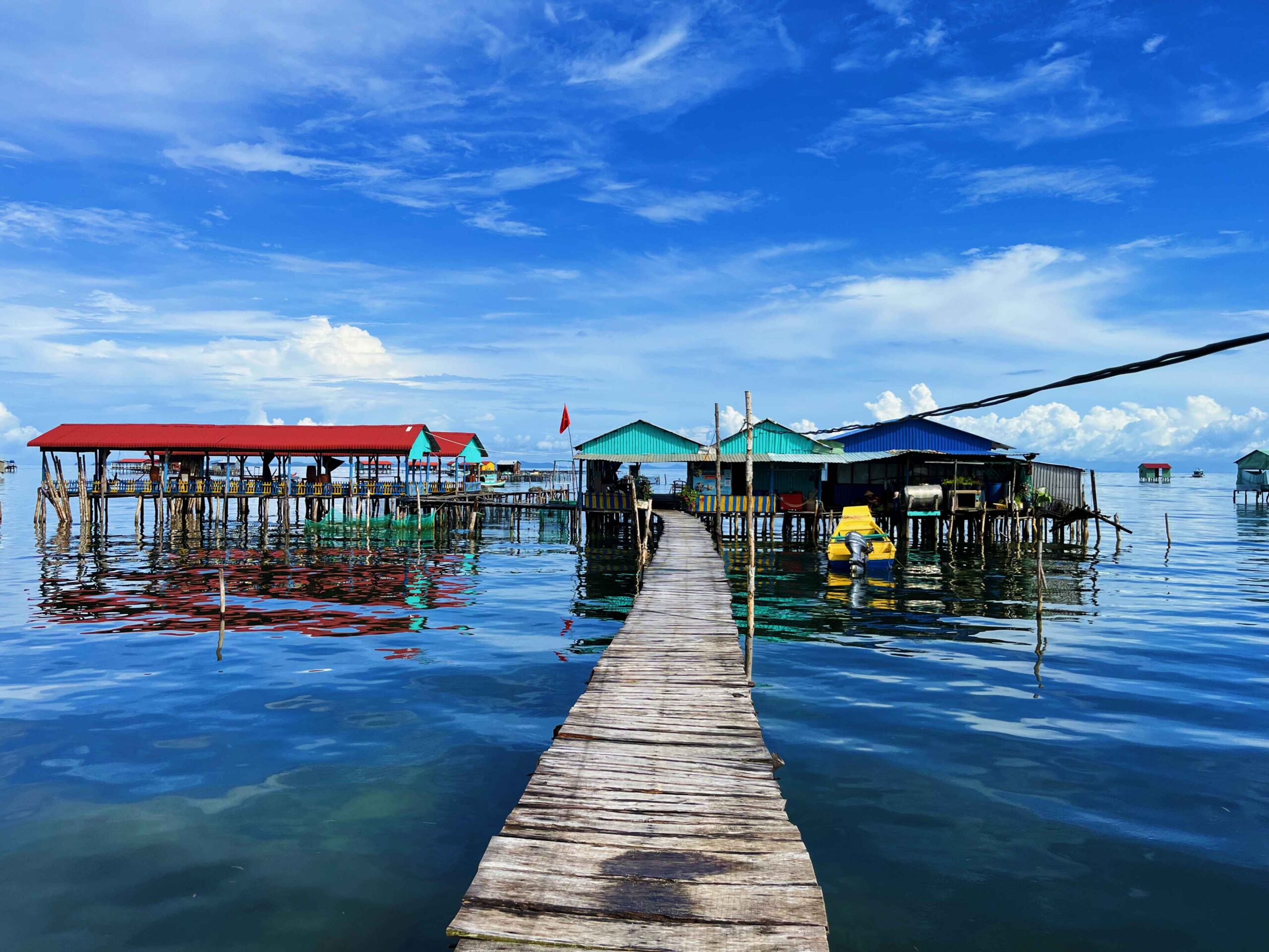 The floating restaurant. nha tren bien