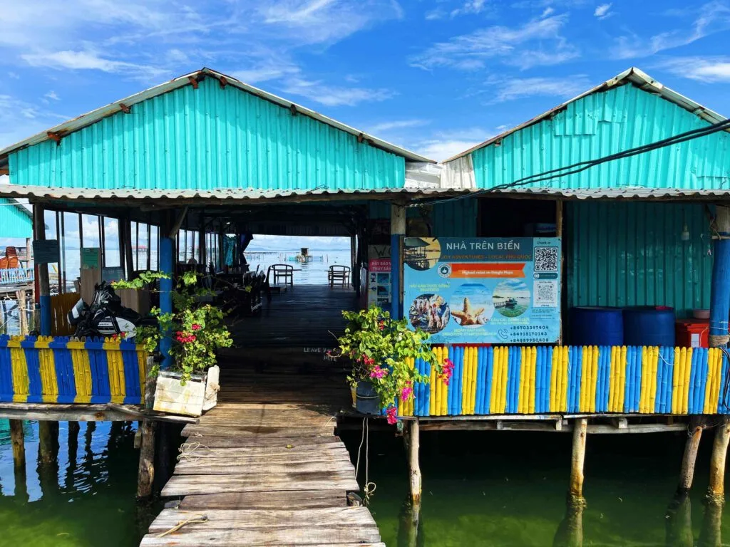 The floating restaurant. nha tren bien