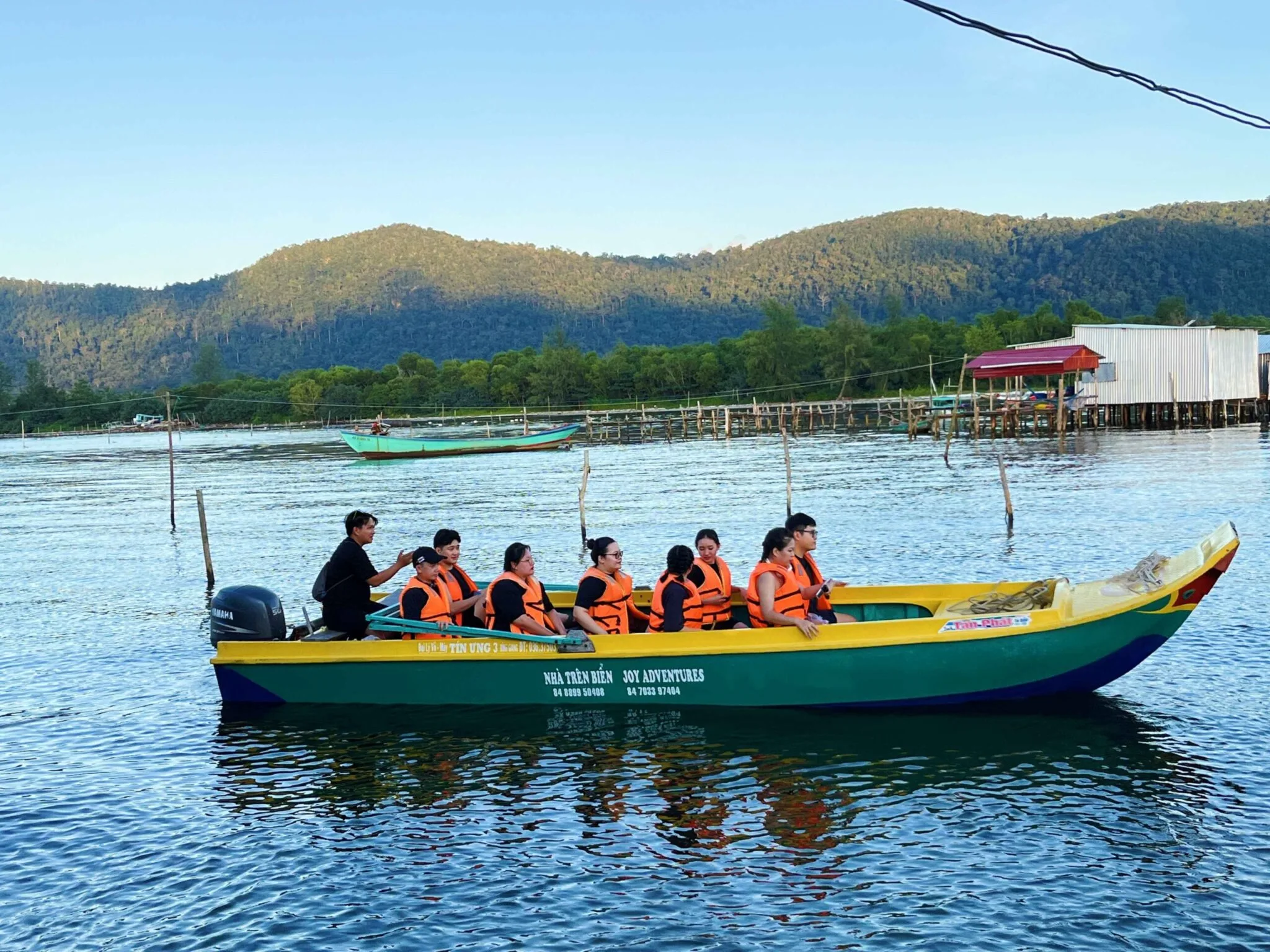 2024100815274713 a boat with people
